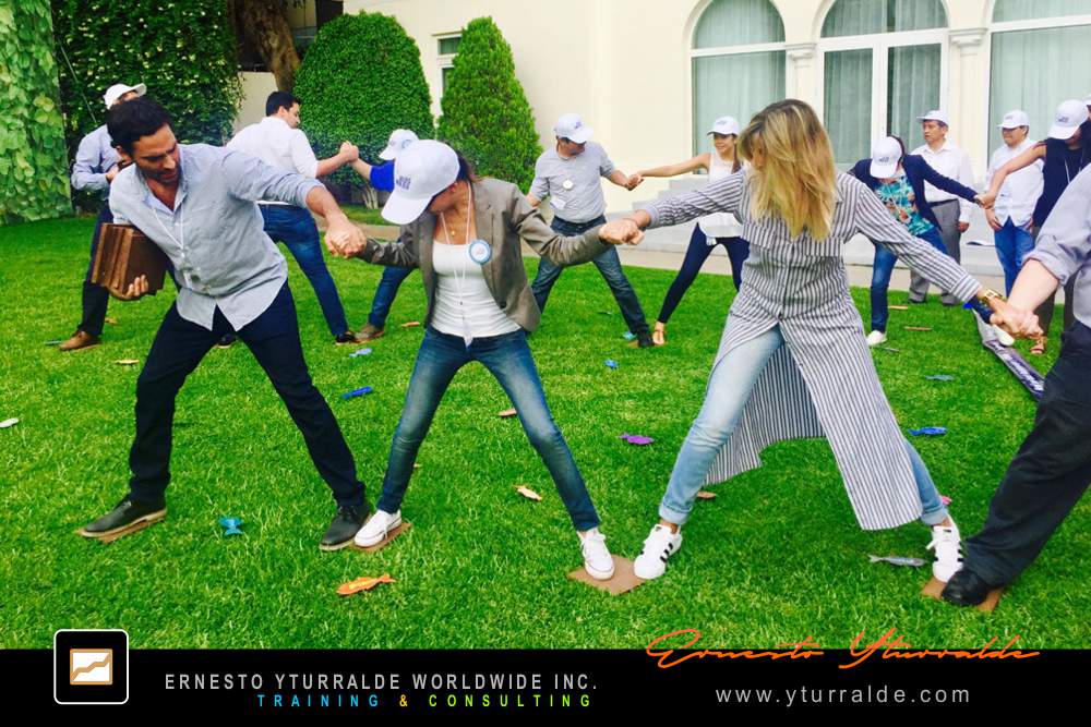 Team Building Corporativo LATAM aplicando cuerdas bajas como herramienta en empresas
